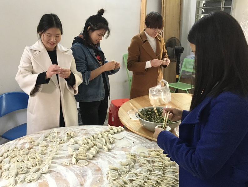 冬至包餃子 溫情暖寒冬-經(jīng)過食品金屬檢測(cè)機(jī)，更放心